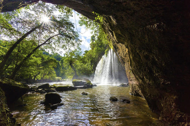 综合症状关于洞穴在哈哈苏瓦特瀑布山Chillan国家的公园