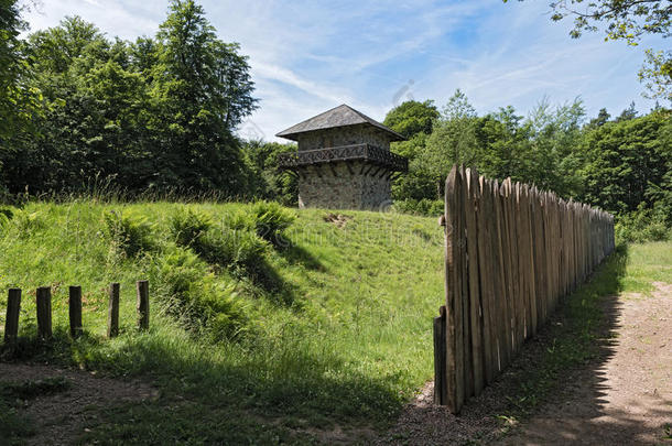 重建的<strong>古罗马</strong>的<strong>古罗马</strong>边境的城墙和瞭望塔在近处以前的城堡火车