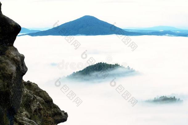 春季多雾的风景.早的早晨internationalnormalatmosphere国际标准大气美丽的山.英语字母表的第16个字母