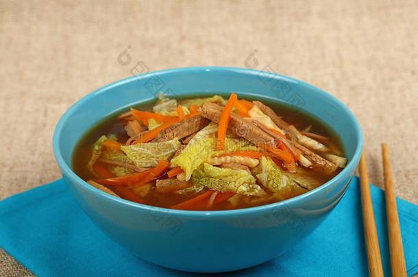 亚洲人面条拉面汤和牛肉和蔬菜