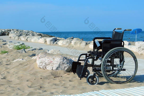 轮椅和轮子<strong>上锁</strong>的采用指已提到的人沙夏