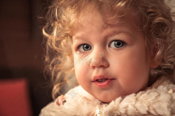 美丽的有卷发的婴儿女孩公主肖像和毛皮短上衣