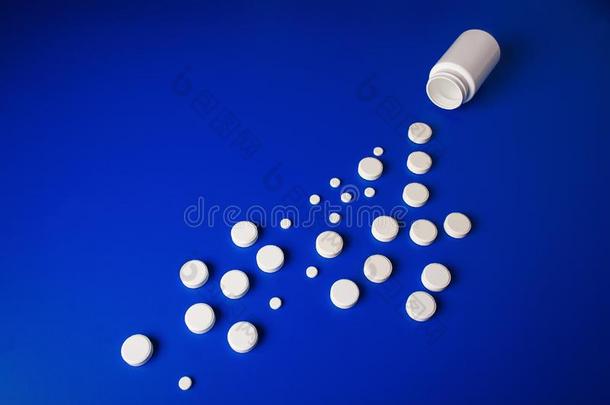 医学的药丸圆形的形状和明亮的瓶子蓝色backg圆形的