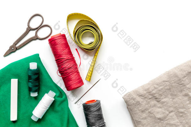 缝纫工具,织物和衣物和装备为业余爱好收集向白色的后面