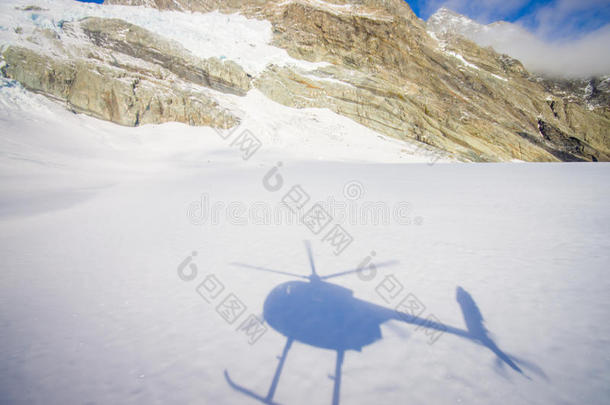 美丽的看法在白色的山大量的和雪,和一helicopter直升机