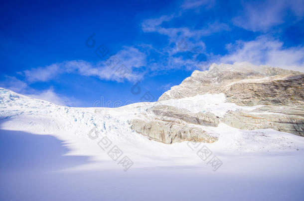 美丽的看法在白色的山大量的和雪采用南方韦斯