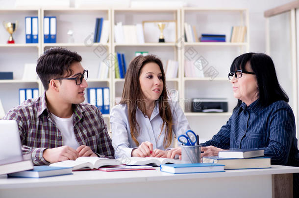 指已提到的人年幼的学生和教师在的时候当家庭教师教训