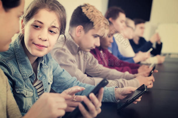 <strong>同学</strong>使用他们的智能手机在很大程度上在的时候班