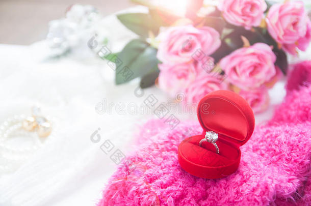 婚礼戒指,<strong>钻石戒指</strong>采用红色的盒和p采用k玫瑰