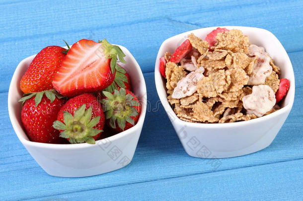 新鲜的草莓,小麦和吉卜赛绅士小薄片采用碗向板,恢复健康的状态