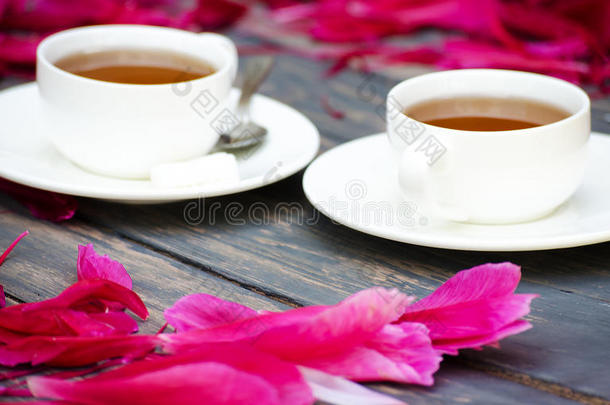 热的茶水和牡丹花瓣向黑暗的