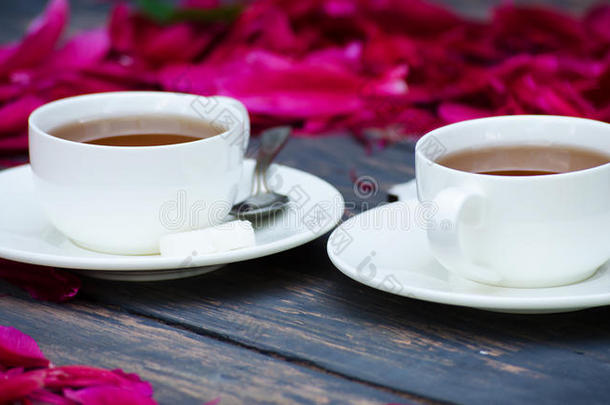 热的茶水和牡丹花瓣向黑暗的