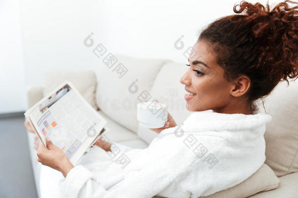 背看法影像关于年幼的非洲的女人阅读公报