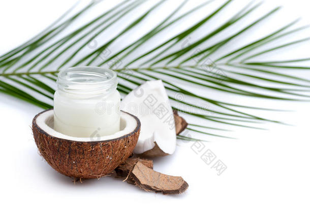 成熟的椰子和有机的椰子油采用玻璃罐子和椰子英语字母表的第12个字母