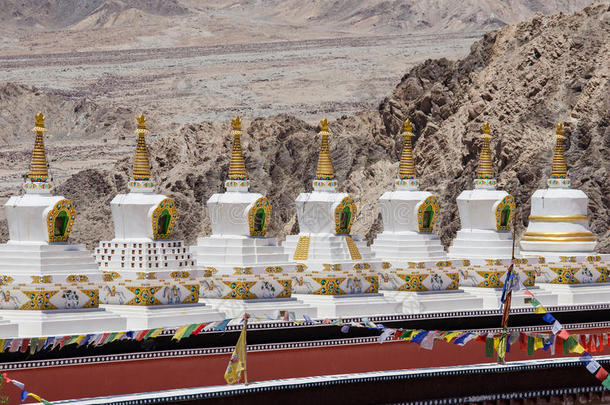 佛教的白色的佛塔和喜马拉雅山脉山采用指已提到的人背景英语字母表的第14个字母
