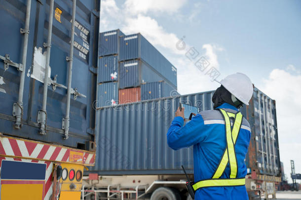 工头控制装货容器盒从货物货运货车