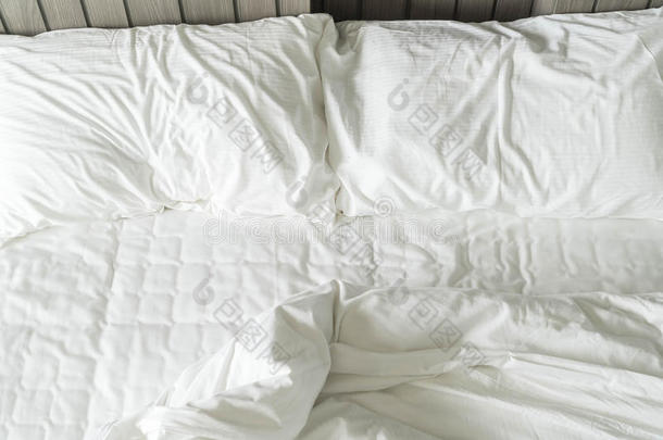 弄皱床和白色的凌乱的枕头装饰采用床room