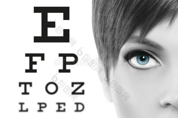 蓝色眼睛关在上面向视觉的试验图表,眼睛ight和眼睛考试
