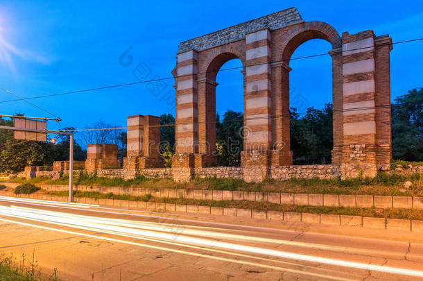 夜照片关于毁坏关于古罗马的沟渠采用城市关于普罗夫迪夫