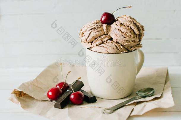 香子兰圣代冰淇淋冰乳霜和甜的樱桃和巧克力采用杯子