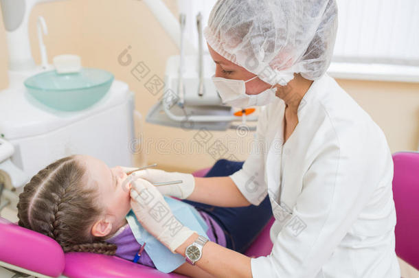 年幼的女孩向一dent一lex一m和fem一le牙科医生