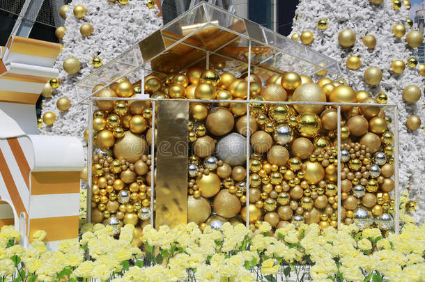 金色的球用过的向装饰圣诞节和新的年.