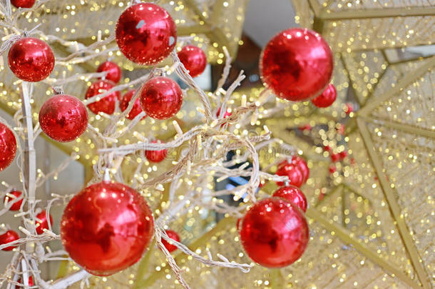 红色的球用过的向装饰圣诞节和新的年.