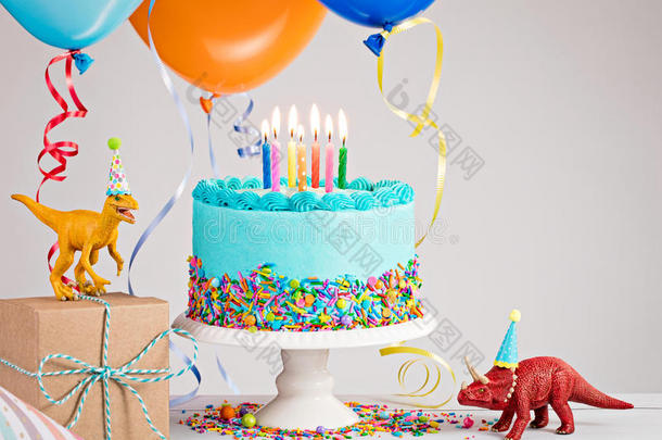 蓝色生日蛋糕和<strong>气球</strong>