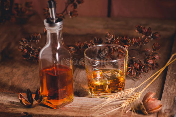 玻璃关于威士忌酒和冰玻璃水瓶向木制的表