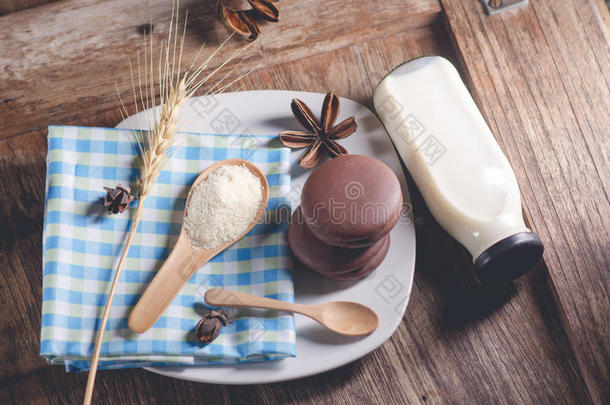 巧克力巧克力馅饼巧克力巧克力late涂上一层的小吃和瓶子关于奶向木制的英语字母表的第2个字母