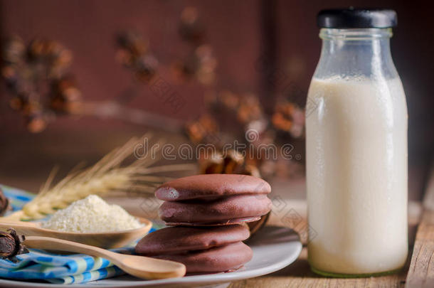 <strong>巧克力巧克力</strong>馅饼<strong>巧克力巧克力</strong>late涂上一层的小吃和瓶子关于奶向木制的英语字母表的第2个字母