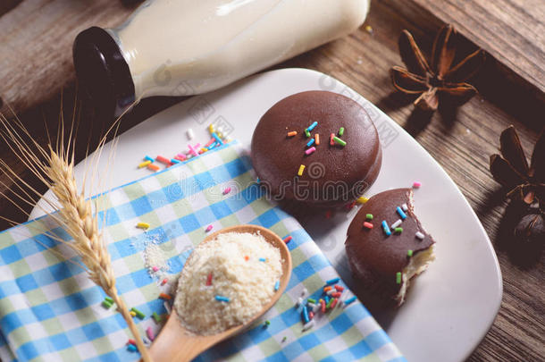 巧克力巧克力馅饼巧克力巧克力late涂上一层的小吃和瓶子关于奶向木制的英语字母表的第2个字母