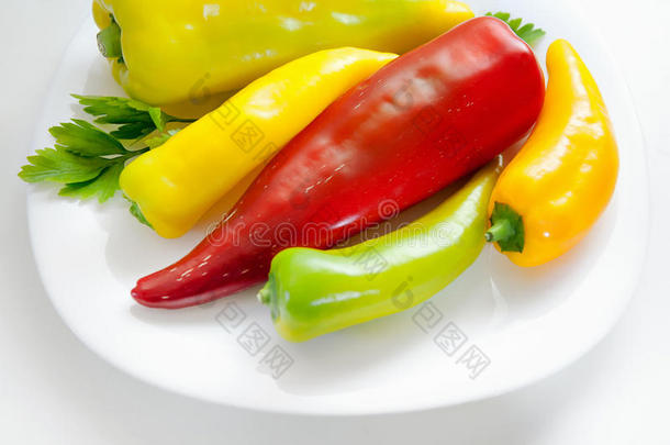 全部的红色的和黄色的胡椒.生的蔬菜.长的类型.