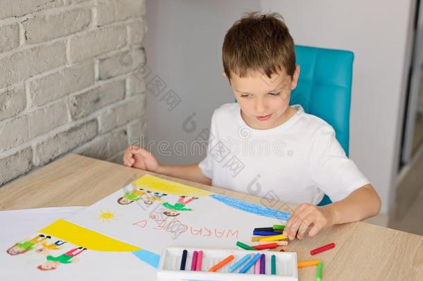 小孩绘画油<strong>彩色</strong>粉笔绘画关于家庭向指已提到的人海滩.