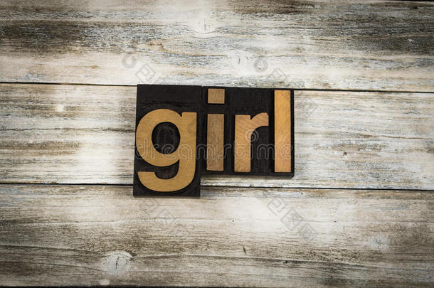 女孩凸版印刷机单词向木制的背景