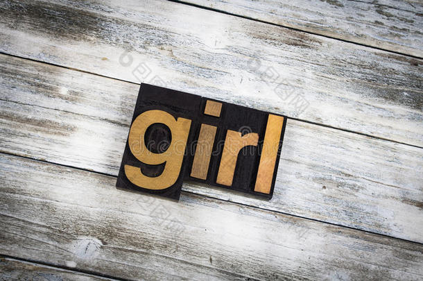 女孩凸版印刷机单词向木制的背景
