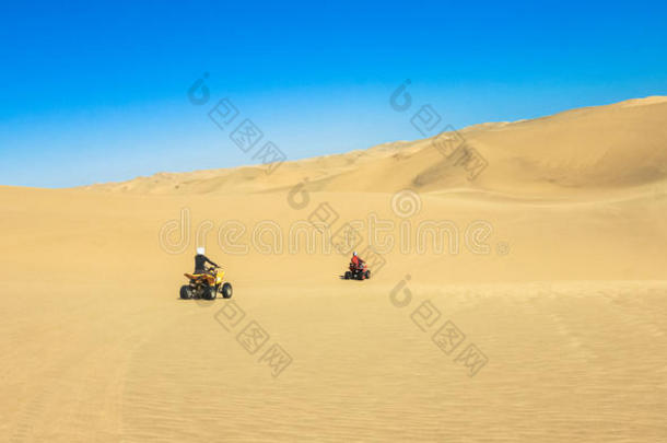 四倍操纵人-两个幸福的骑摩托车的人采用沙沙漠.