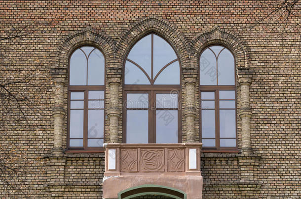 建筑物的正面关于管理的建筑物和窗和一b一lcony