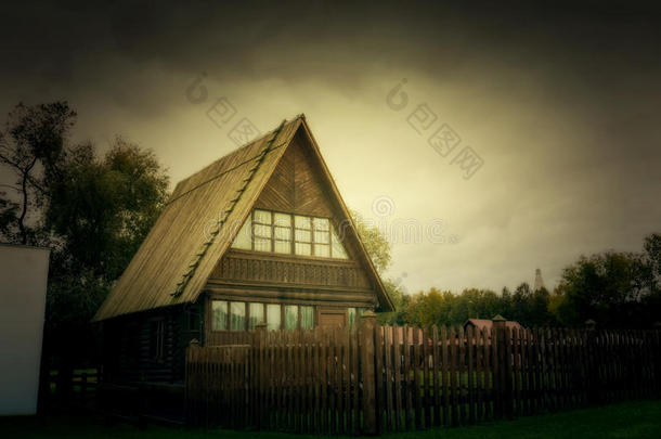 老的木制的房屋