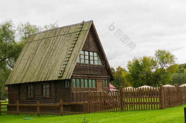 老的木制的房屋