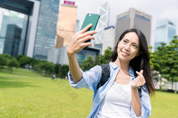 女人迷人的自<strong>拍照</strong>和朝鲜人爱<strong>手势</strong>采用商行含锡砾石下的无矿基岩城市