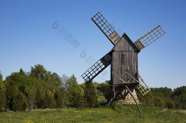 老的木制的风车采用萨雷马岛,爱沙尼亚