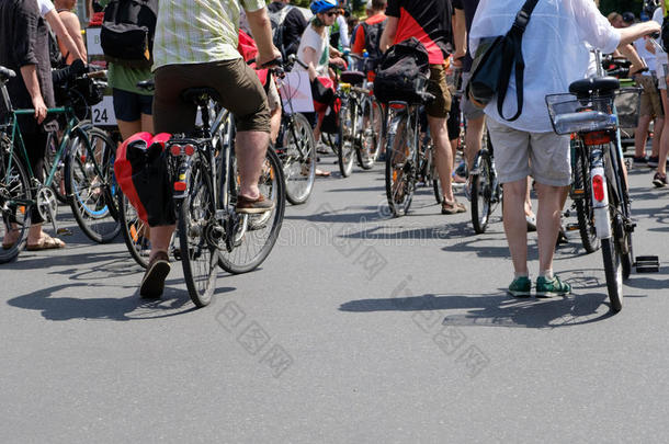 许多人向自行车向向大街从在的后面-