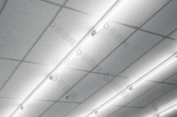 暖和的白色的荧光的或氖光向天花板