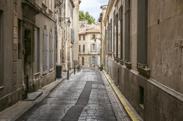 小巷采用n.定金,南方法国