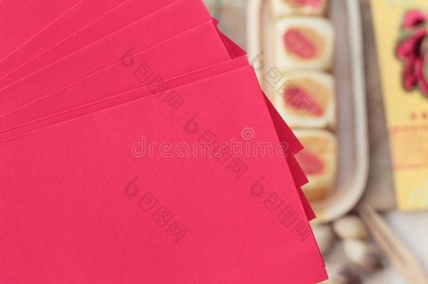 节日月亮蛋糕和红色的信封,中国人新的年.