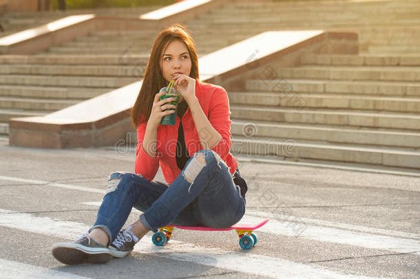 青少年女孩和有果<strong>味</strong>的<strong>新鲜</strong>的和滑板