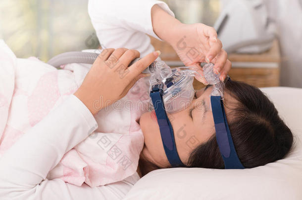 故意阻碍的睡无呼吸治疗,女人调节连续气道正压通气面具.