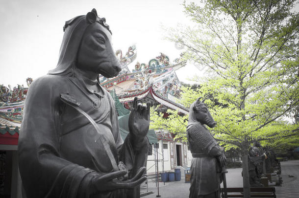 12中国人黄道带雕像
