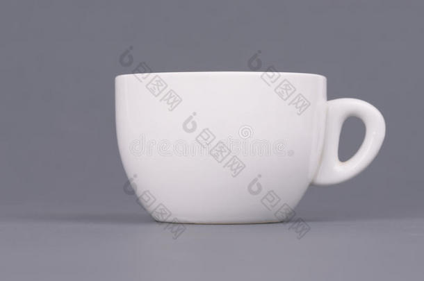 白色的<strong>咖啡</strong>豆或茶<strong>水杯</strong>子向灰色的背景.设计样板f或